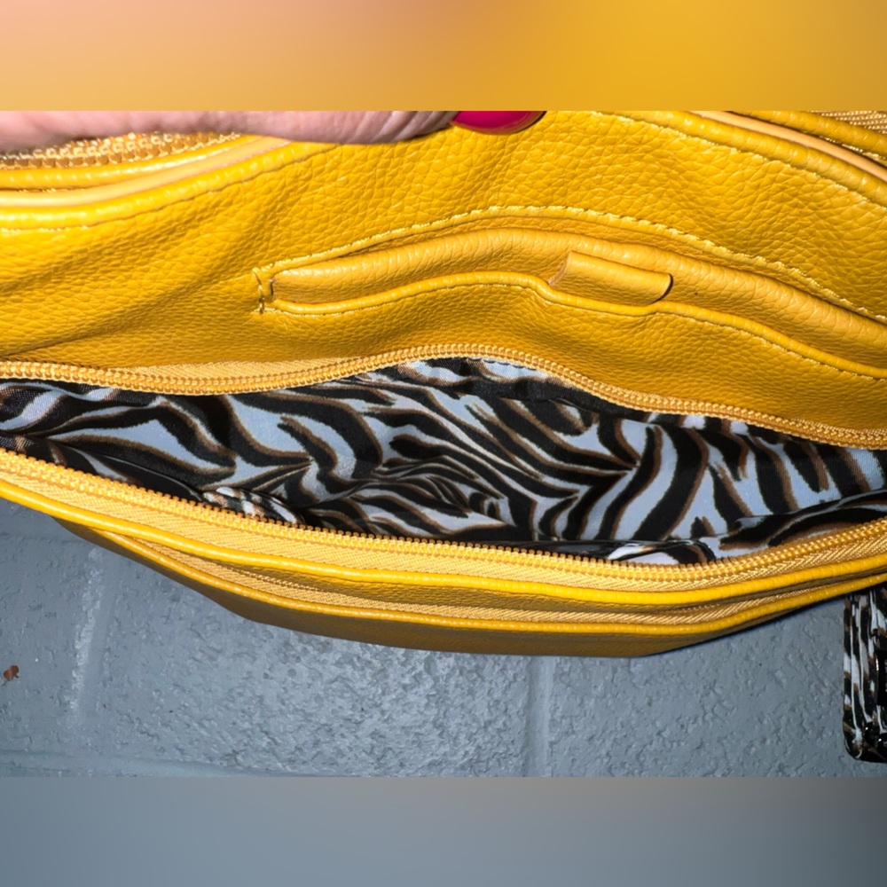 Lug Classic VL Messenger with Crossbody Strap - Amber Yellow - Picture 5 of 6